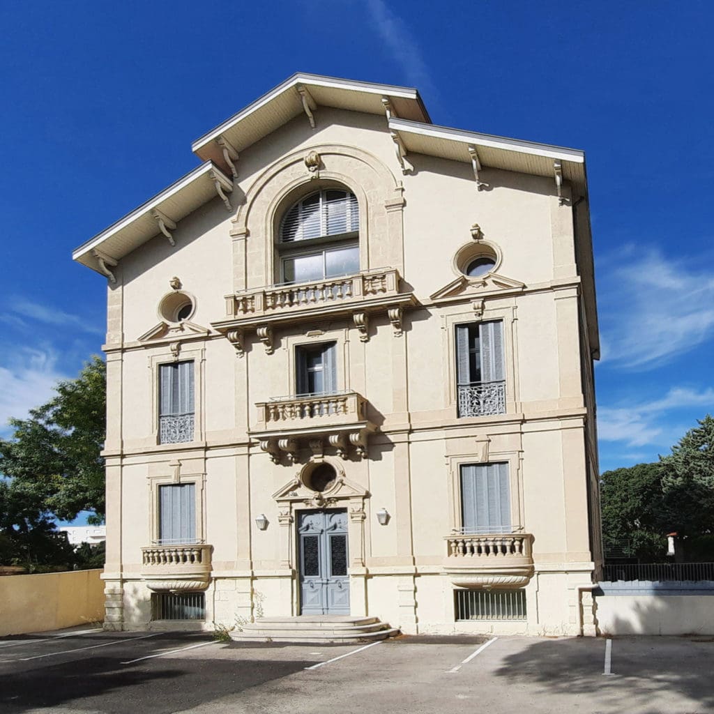 À quelques minutes à pied de l'Arc de triomphe, de la Faculté de Médecine et de la vieille ville, notre résidence vous accueille dans une maison de Maître réhabilitée en 16 logements tout équipés.